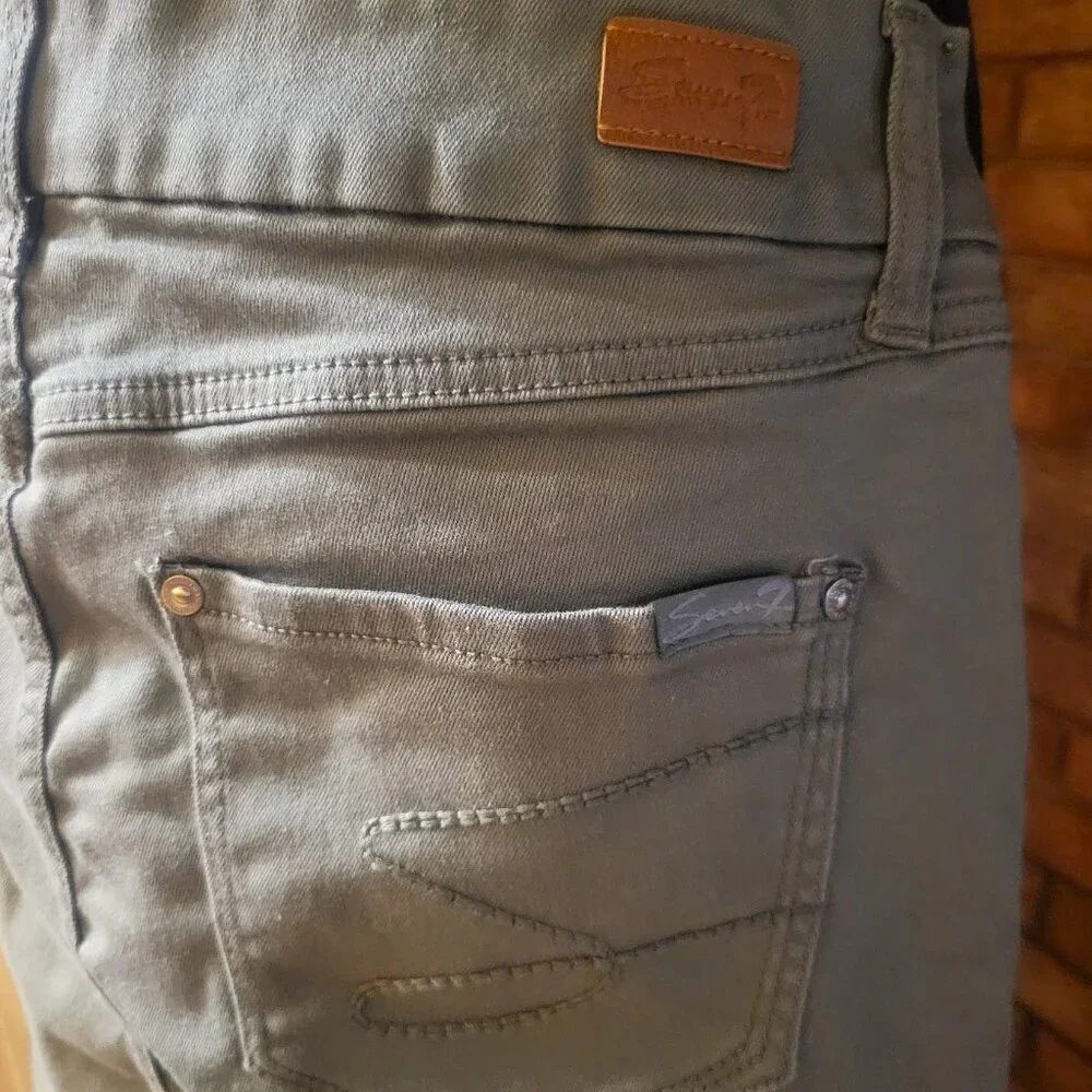 NWOT! SEVEN7 - Lt Olive High Rise Skinny 